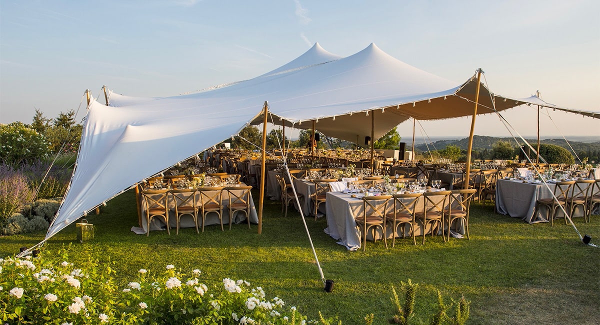 Comment Choisir la Tente ou le Chapiteau Idéale pour Votre Événement en Plein Air? - N1 Événement Comment Choisir la Tente ou le Chapiteau Idéale pour Votre Événement en Plein Air? - N1 Événement