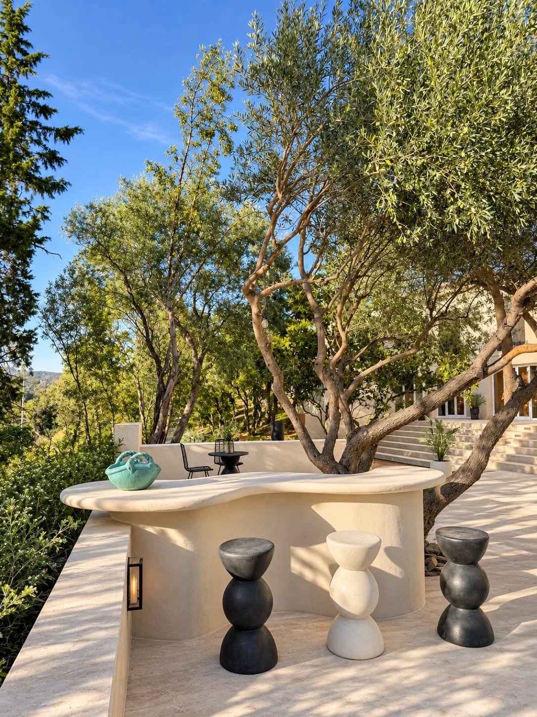 Hameau Ouf à Grimaud – Séminaires et événements - N1 Événement Bar extérieur sculptural sous les oliviers