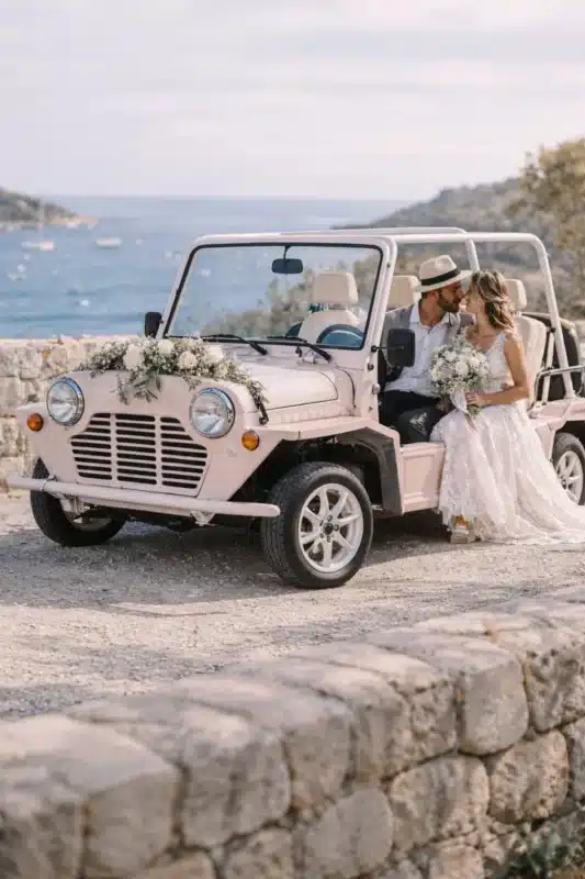 Mariés avec une Moke rose en location sur la Côte d’Azur
